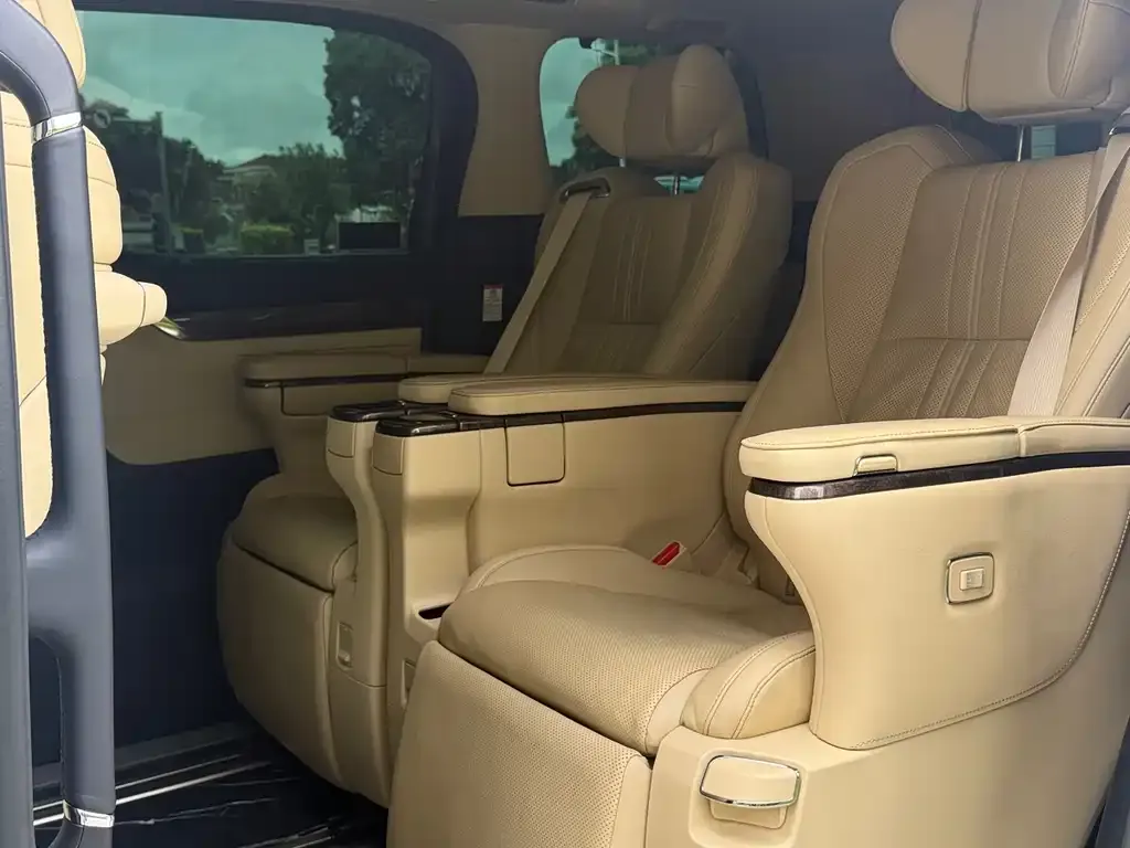 Toyota Alphard — фото 6