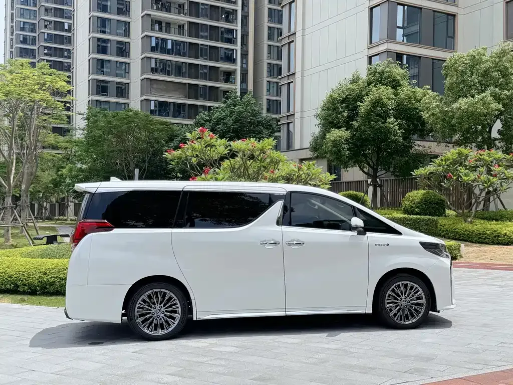 Toyota Alphard — фото 5