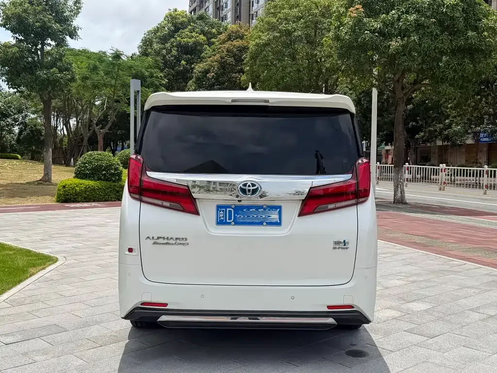 Toyota Alphard — фото 8