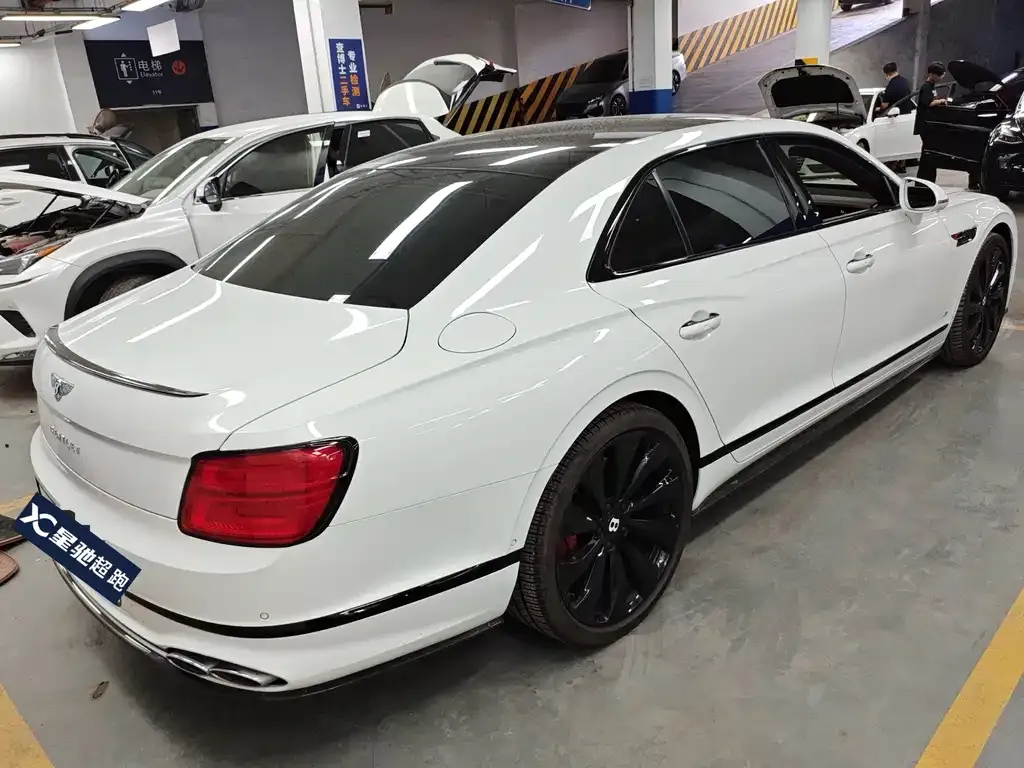 Bentley Flying Spur — фото 10