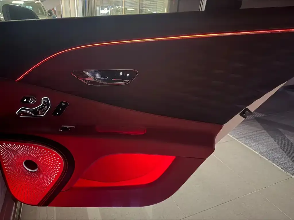 Bentley Flying Spur — фото 4