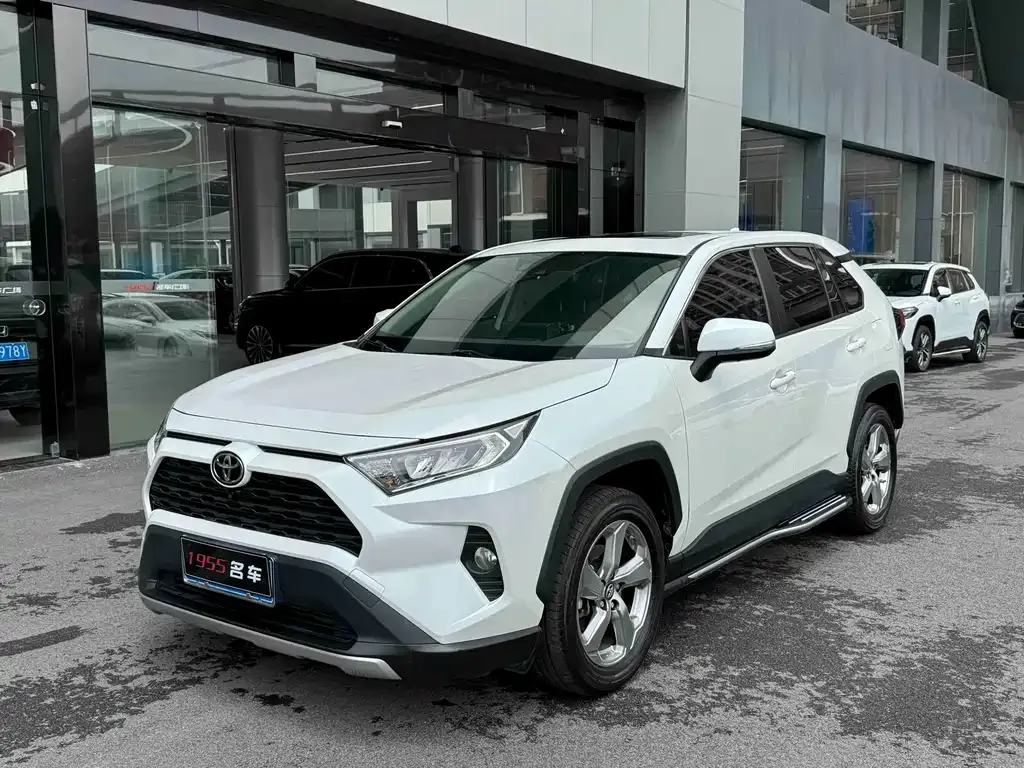 Toyota RAV4 — фото 1