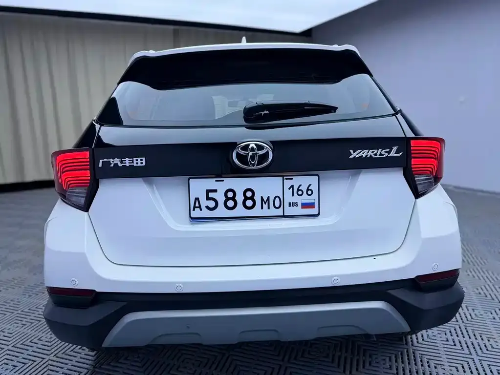 Toyota Yaris L — фото 4