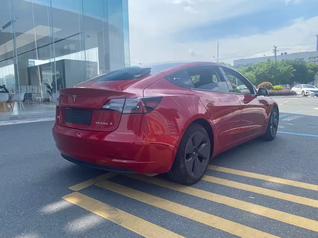 Tesla Model 3 — фото 4