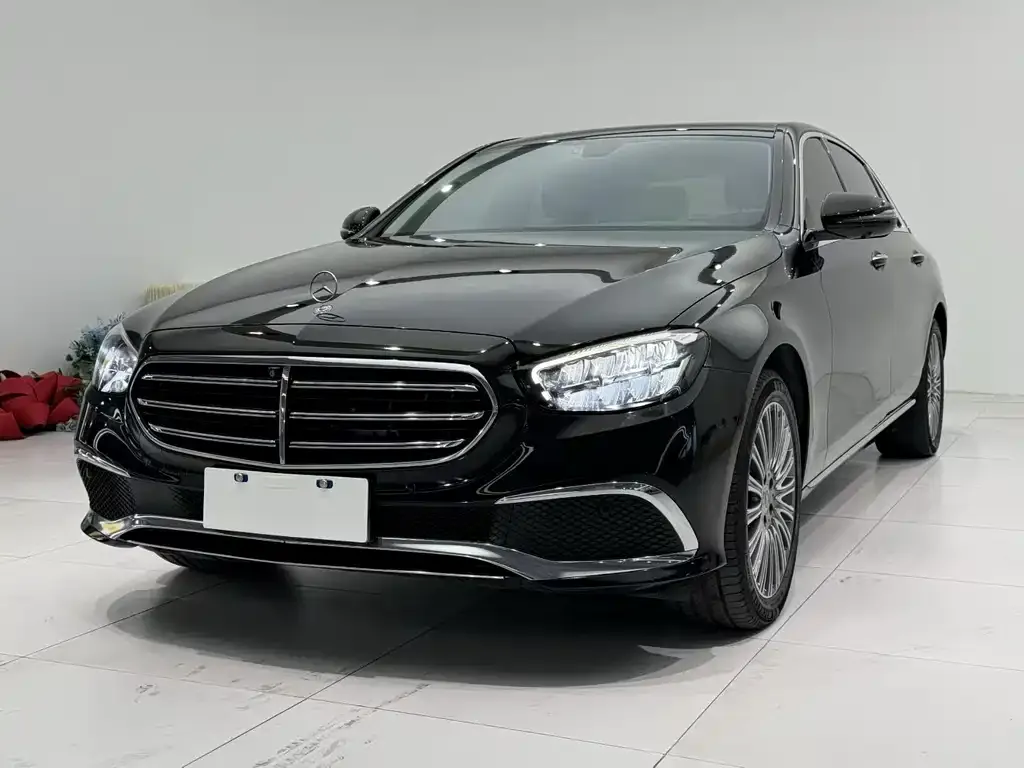 Mercedes-Benz E-Class — фото 1
