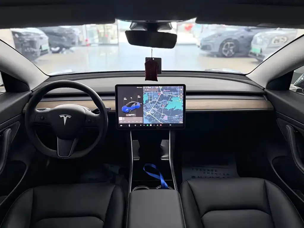 Tesla Model 3 — фото 3