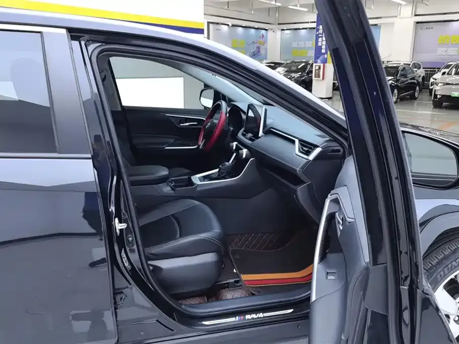 Toyota RAV4 — фото 8