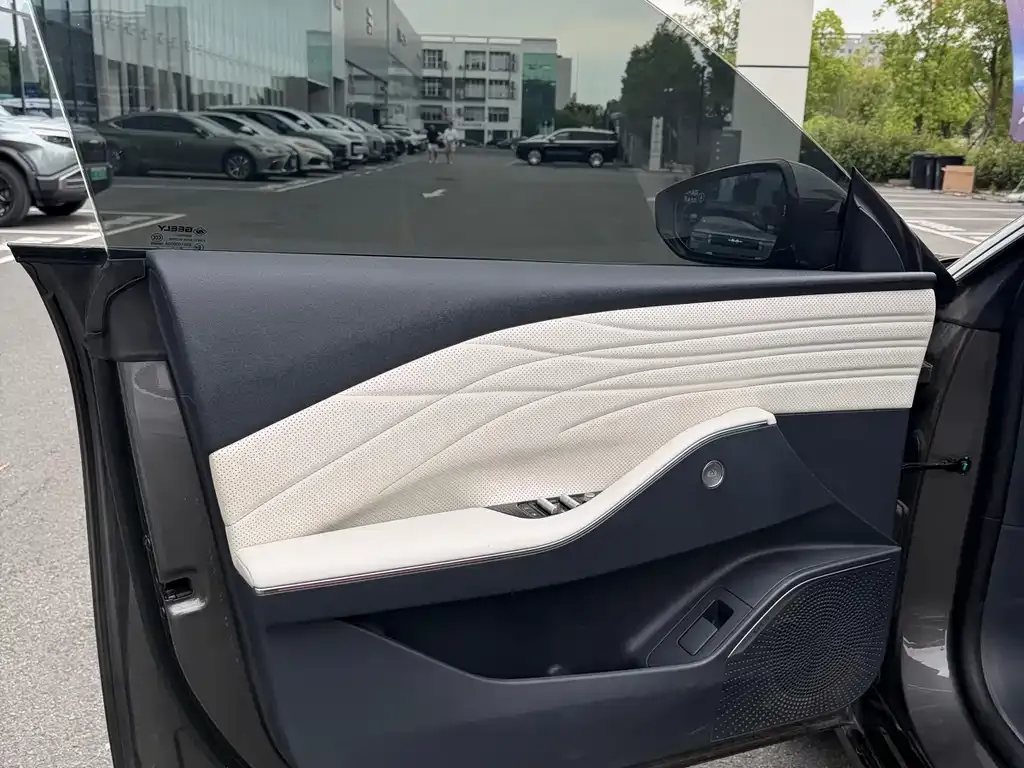 Geely Galaxy E8 — фото 3