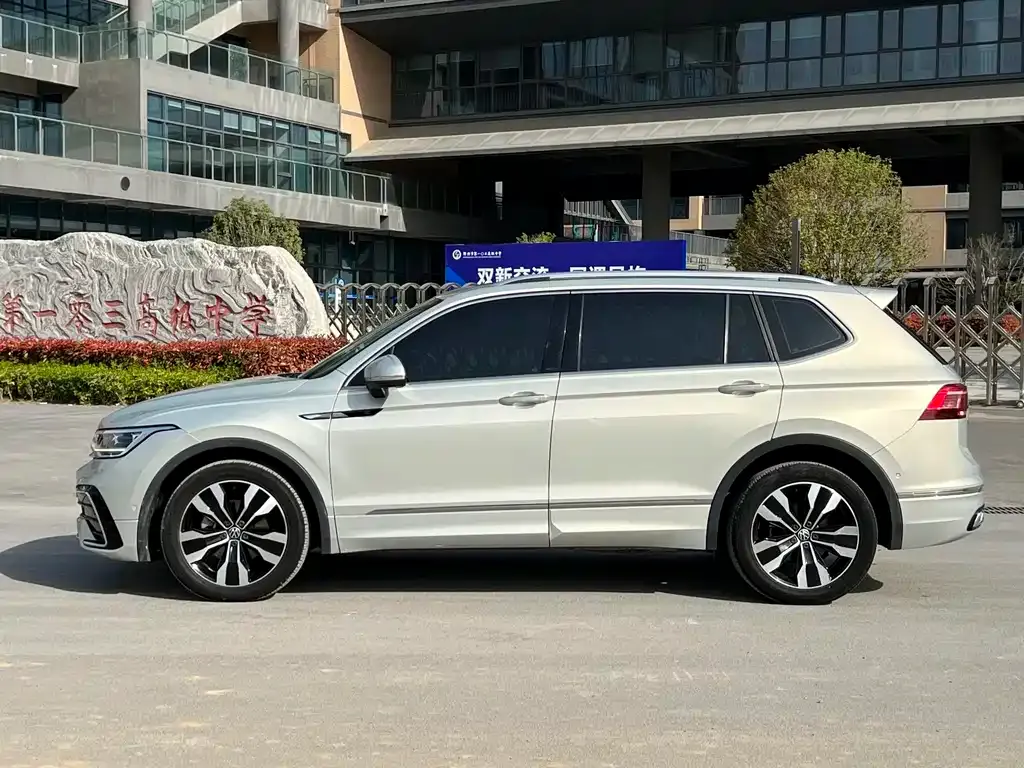 Volkswagen Tiguan L — фото 2