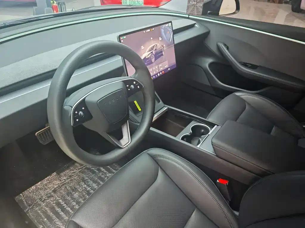 Tesla Model 3 — фото 9