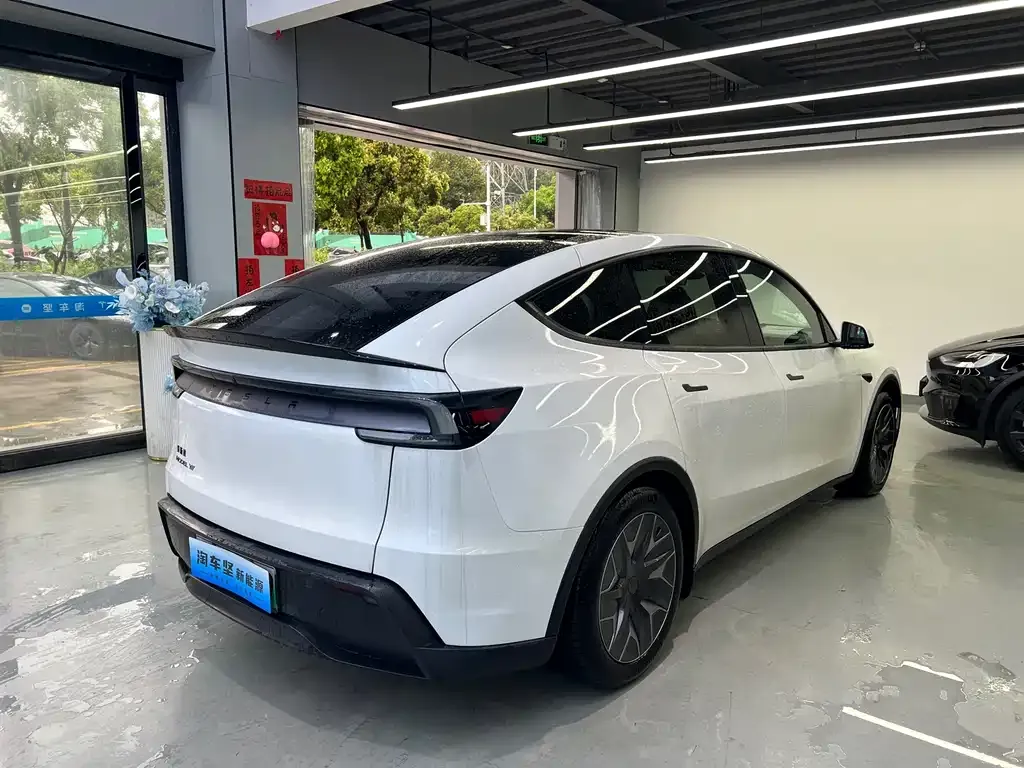 Tesla Model Y L — фото 7