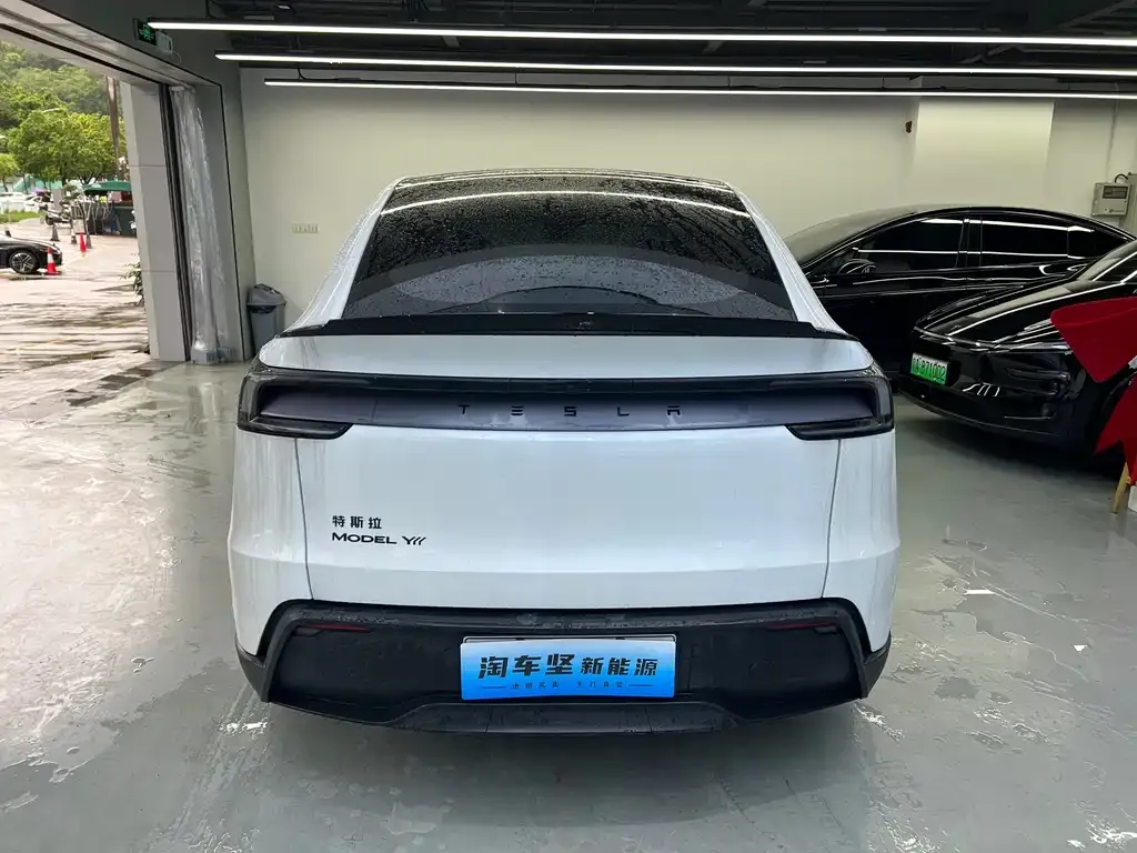 Tesla Model Y L — фото 2
