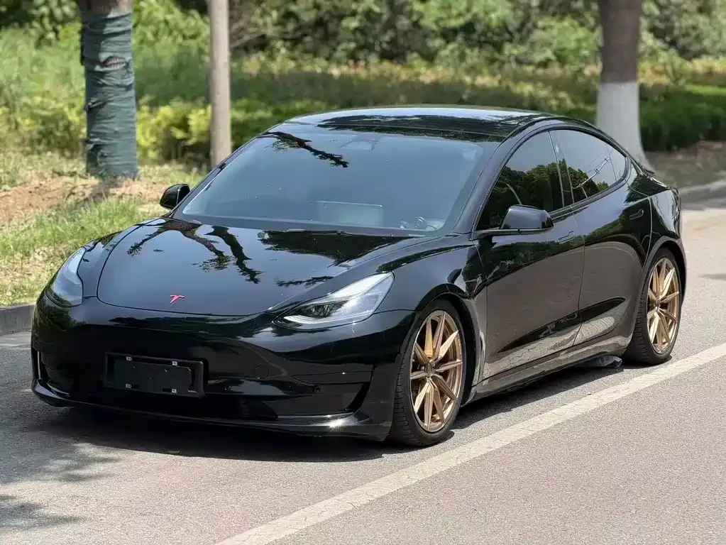 Tesla Model 3 — фото 1