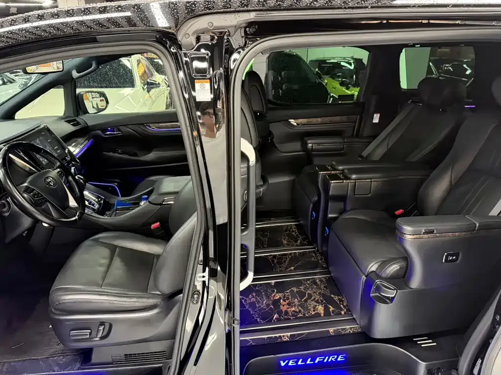 Toyota Vellfire — фото 2