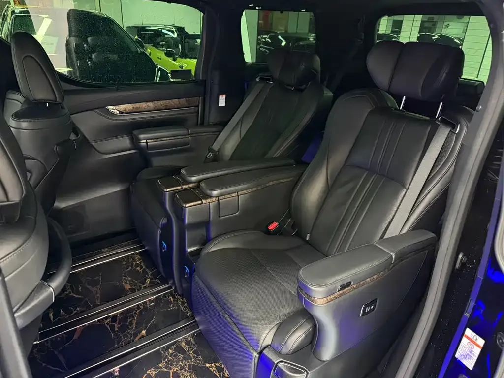 Toyota Vellfire — фото 3