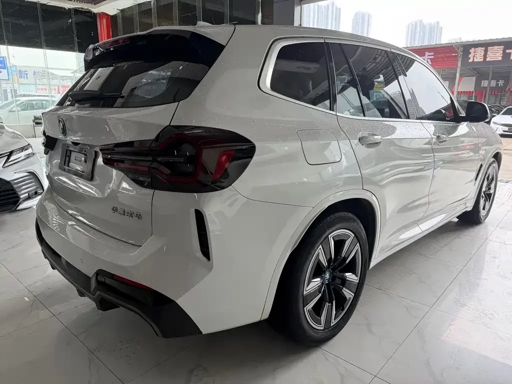 BMW iX3 — фото 4