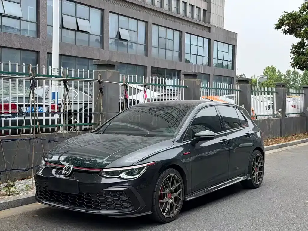 Volkswagen Golf GTI — фото 1
