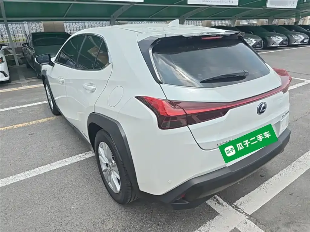 Lexus UX — фото 3