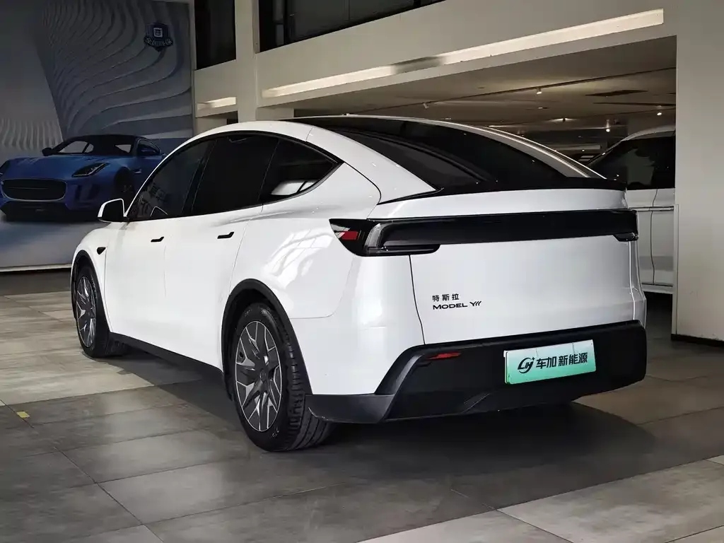 Tesla Model Y L — фото 9