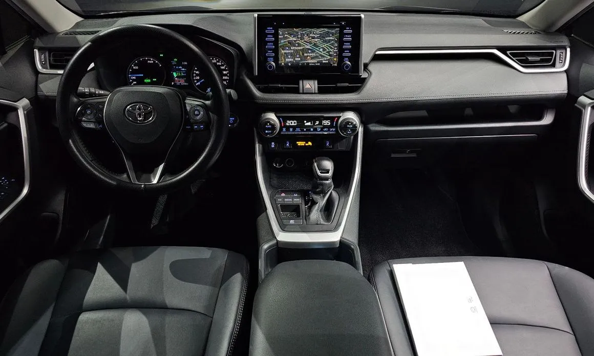 Toyota RAV4 — фото 7