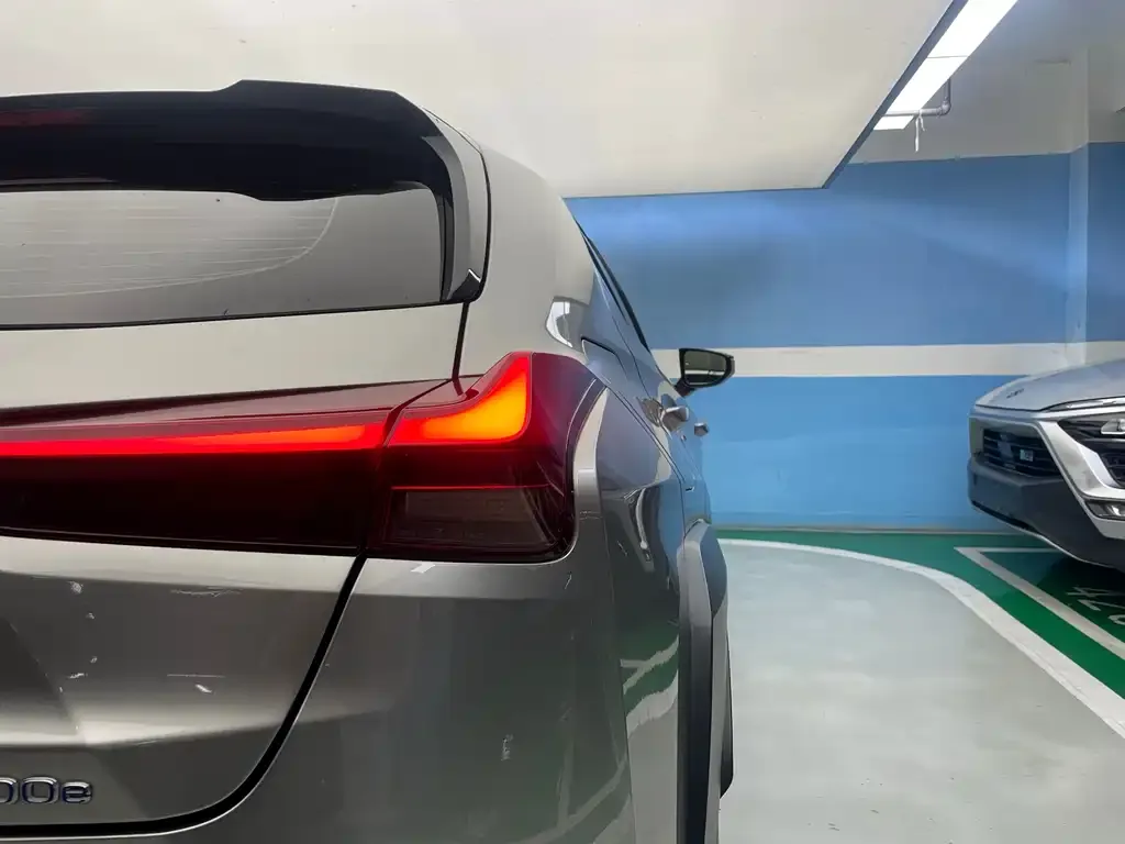 Lexus UX New Energy — фото 2