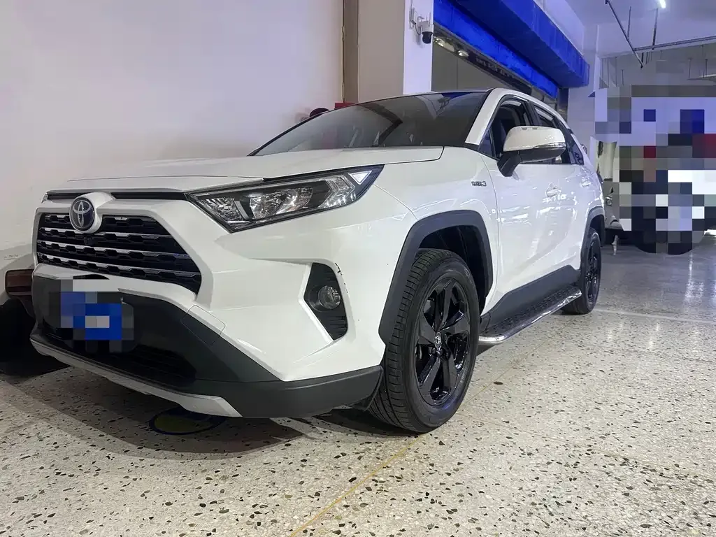 Toyota RAV4 — фото 1