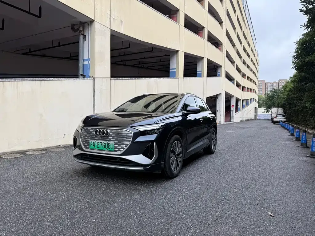 Audi Q4 e-tron — фото 1