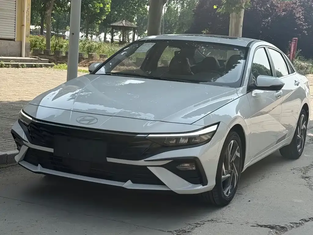 Hyundai Elantra — фото 1