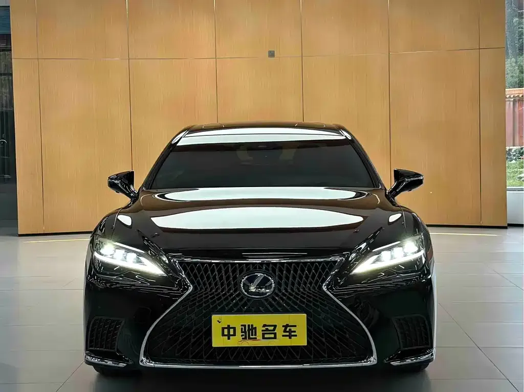 Lexus LS — фото 1
