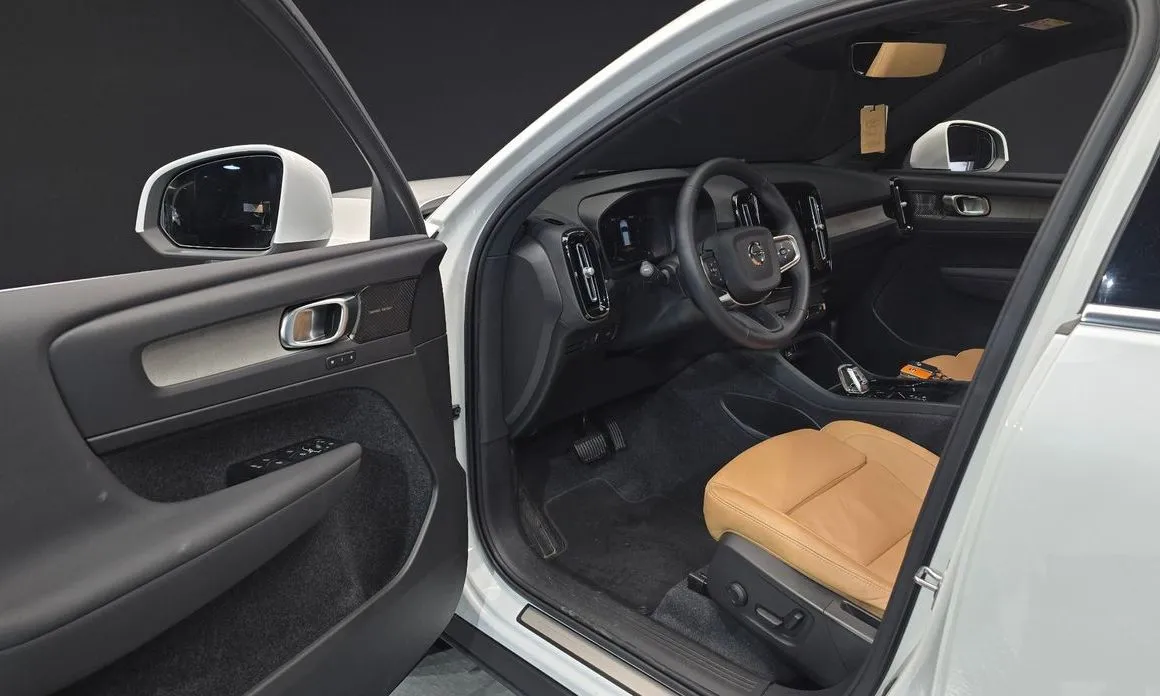 Volvo XC40 — фото 10