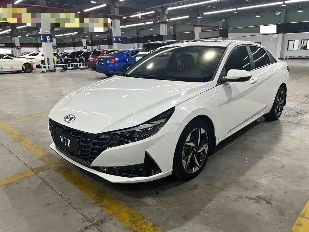 Hyundai Elantra — фото 1