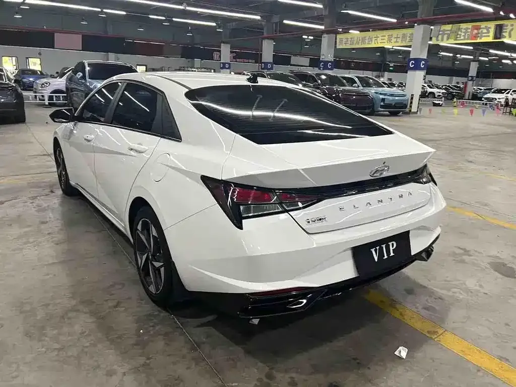 Hyundai Elantra — фото 10