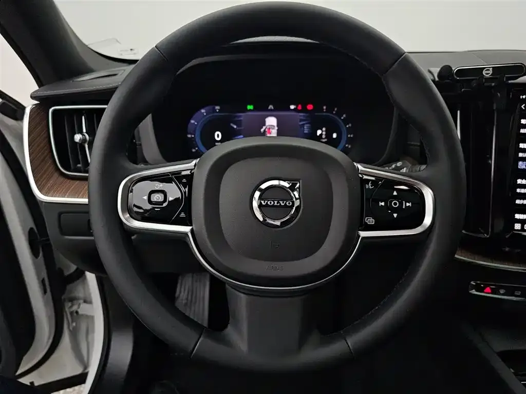 Volvo XC60 — фото 3