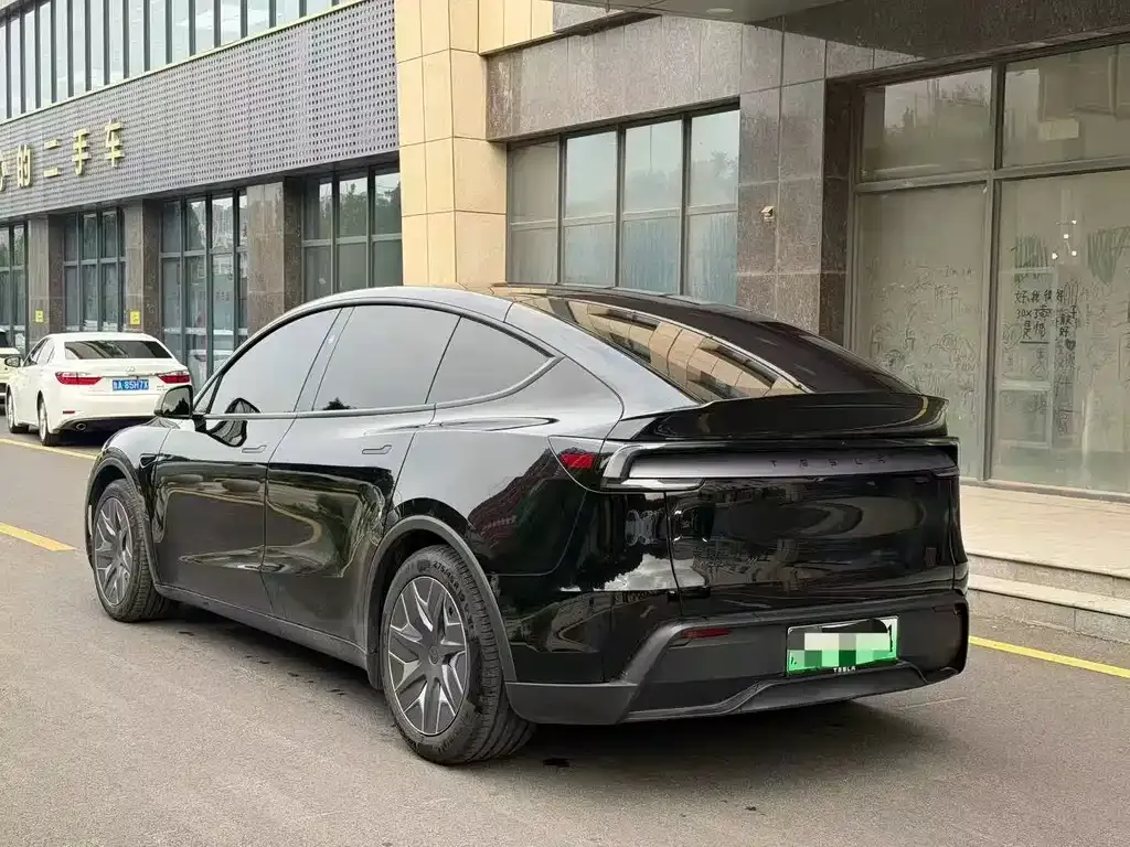 Tesla Model Y L — фото 9