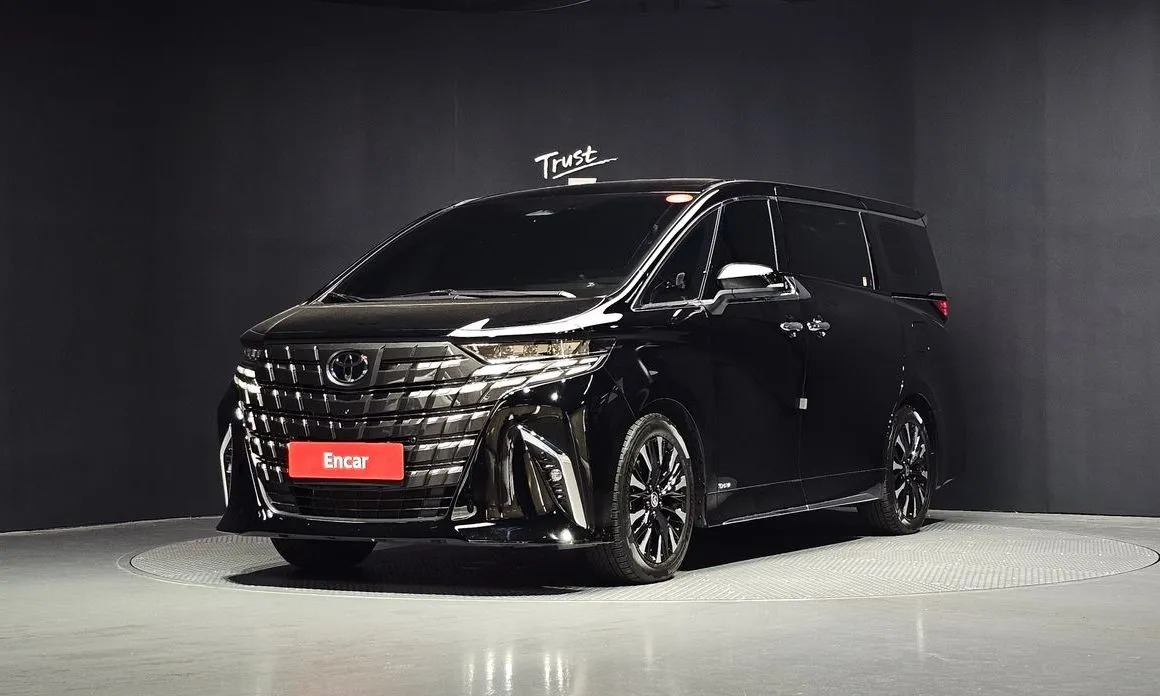 Toyota Alphard — фото 1