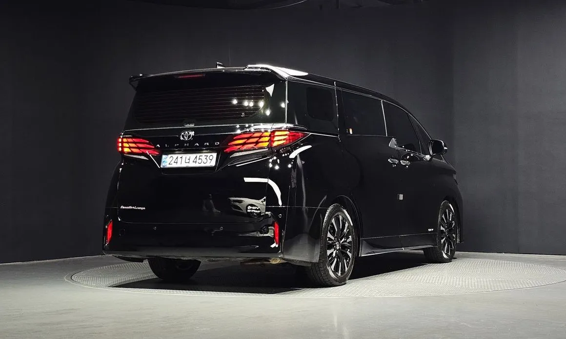 Toyota Alphard — фото 2