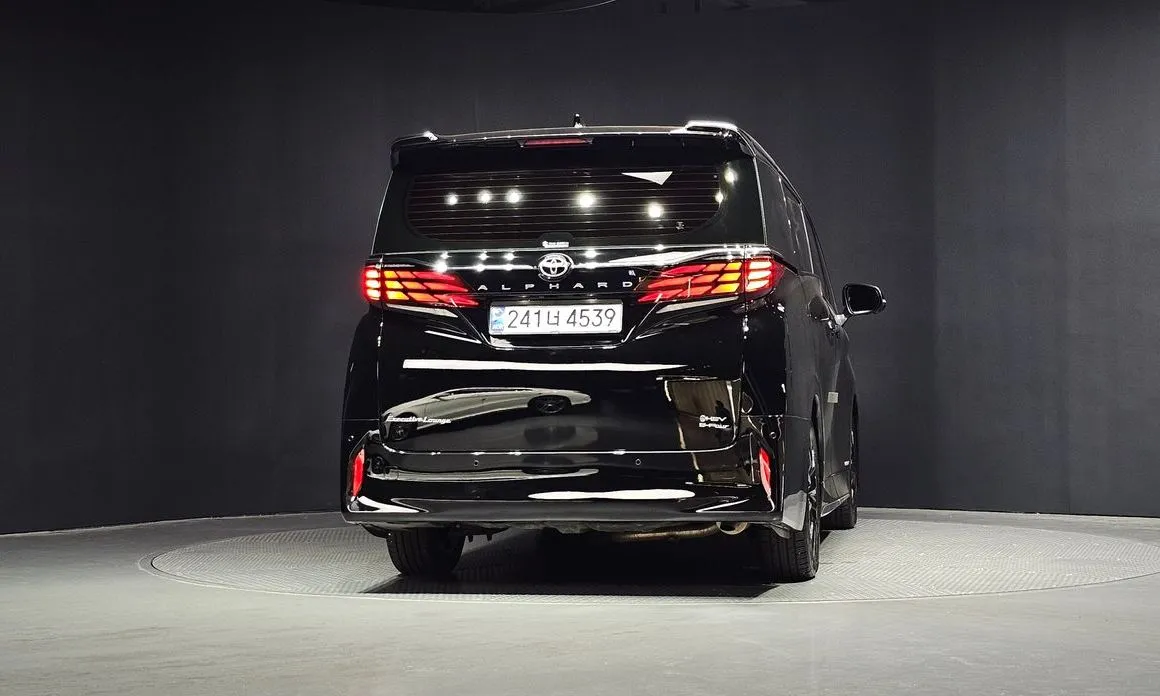 Toyota Alphard — фото 9