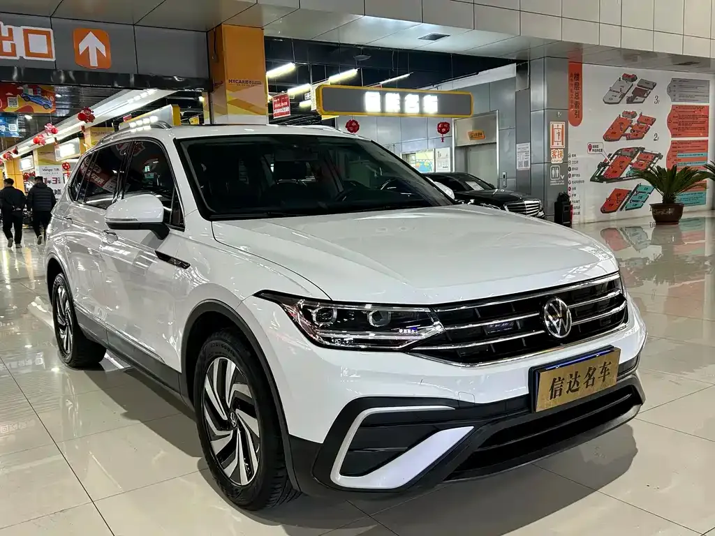 Volkswagen Tiguan L — фото 2