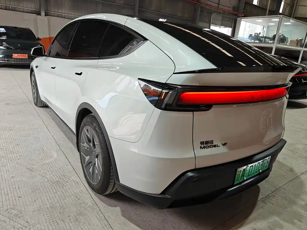 Tesla Model Y L — фото 7