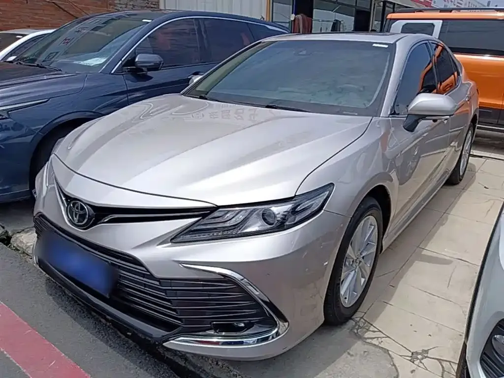 Toyota Camry — фото 1