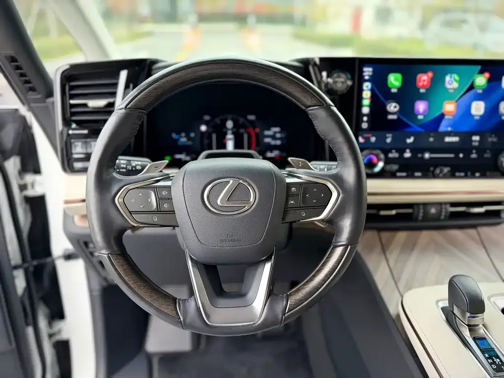 Lexus LM — фото 6