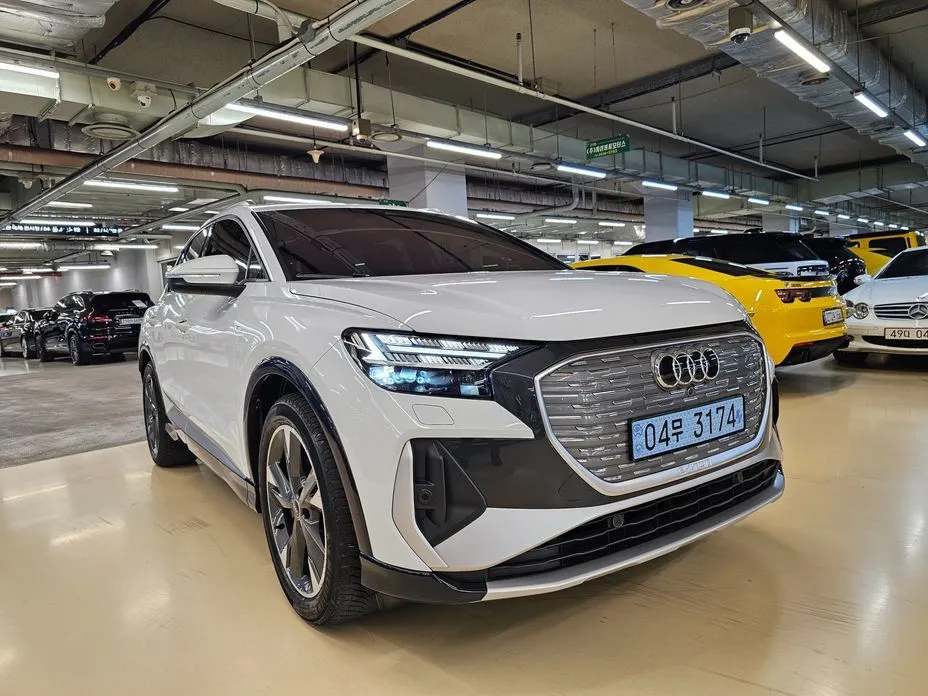 Audi Q4 e-tron — фото 1