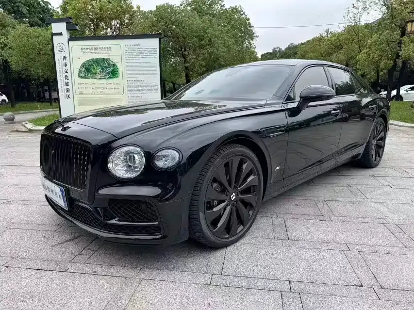 Bentley Flying Spur — фото 1