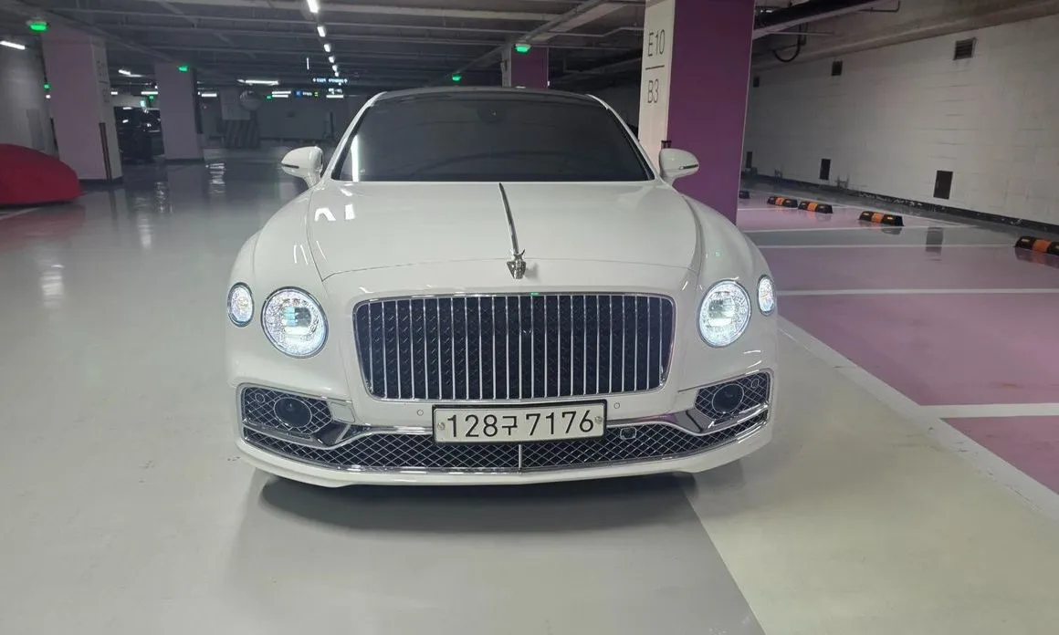 Bentley Flying Spur — фото 1