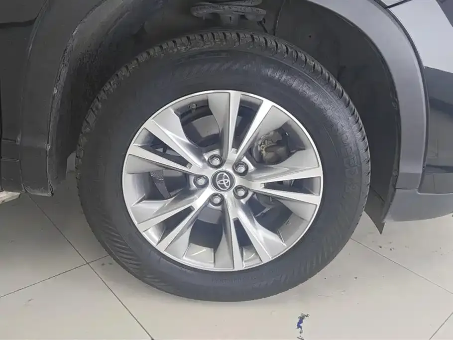 Toyota Highlander — фото 10