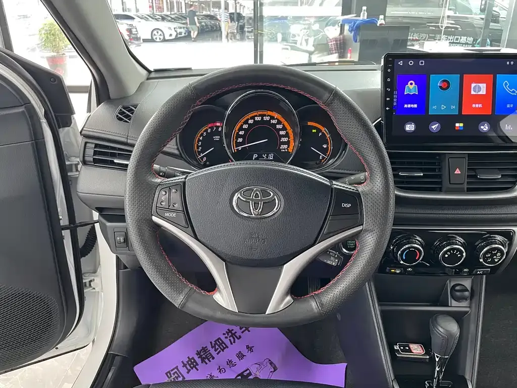 Toyota Yaris L — фото 10