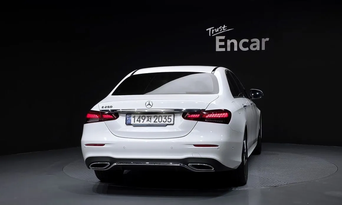 Mercedes-Benz E-Class — фото 6