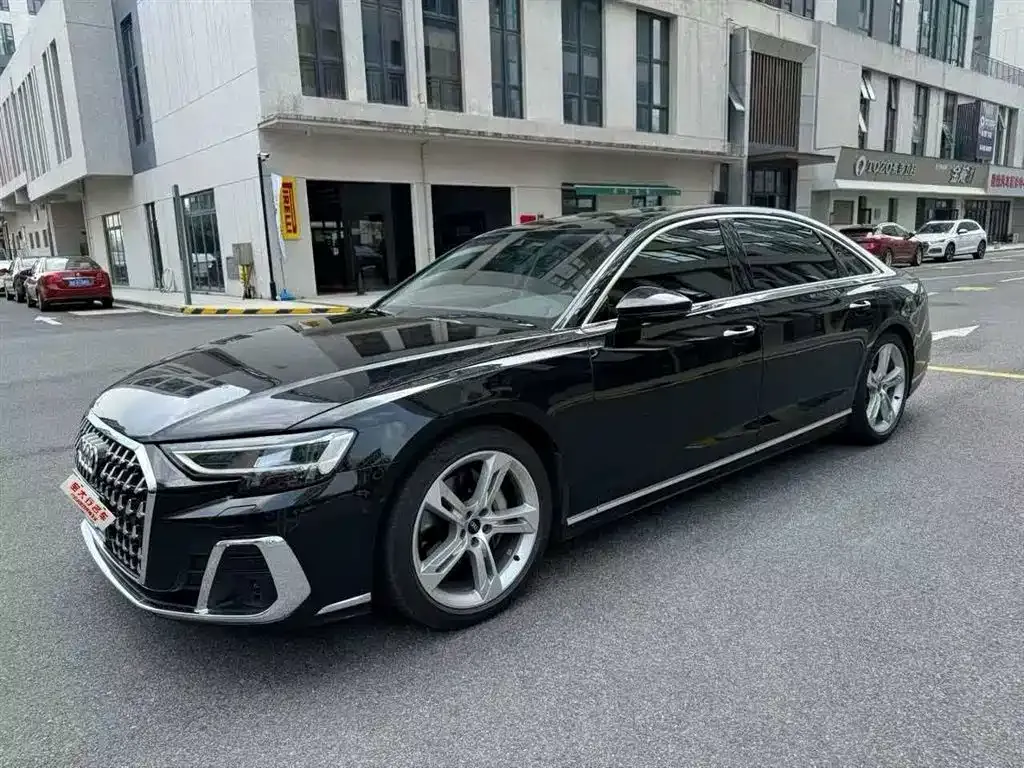 Audi A8 — фото 1