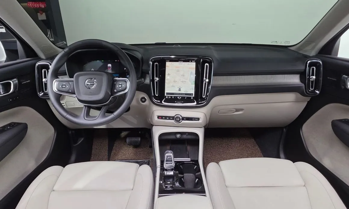 Volvo XC40 — фото 10