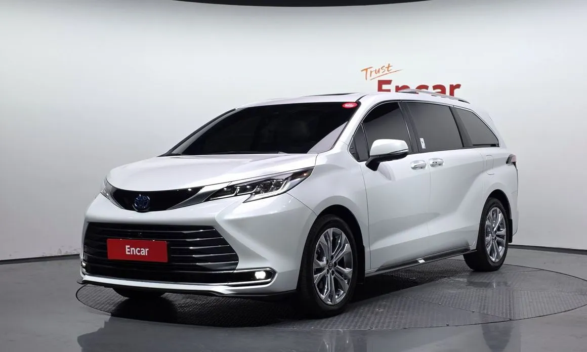 Toyota Sienna — фото 1